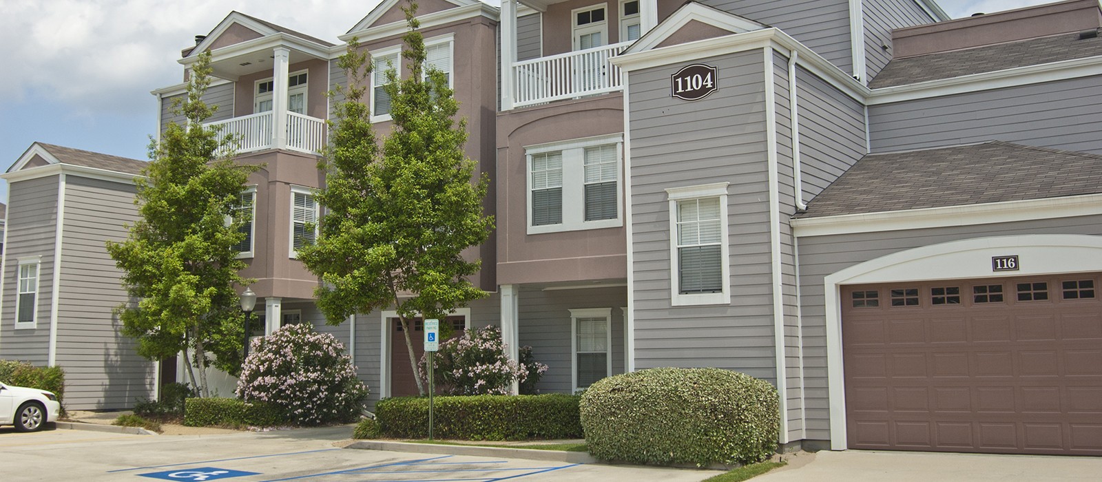 Villas at Laketown Apartments in Kenner, LA 1 & 2 Bedroom Apartments