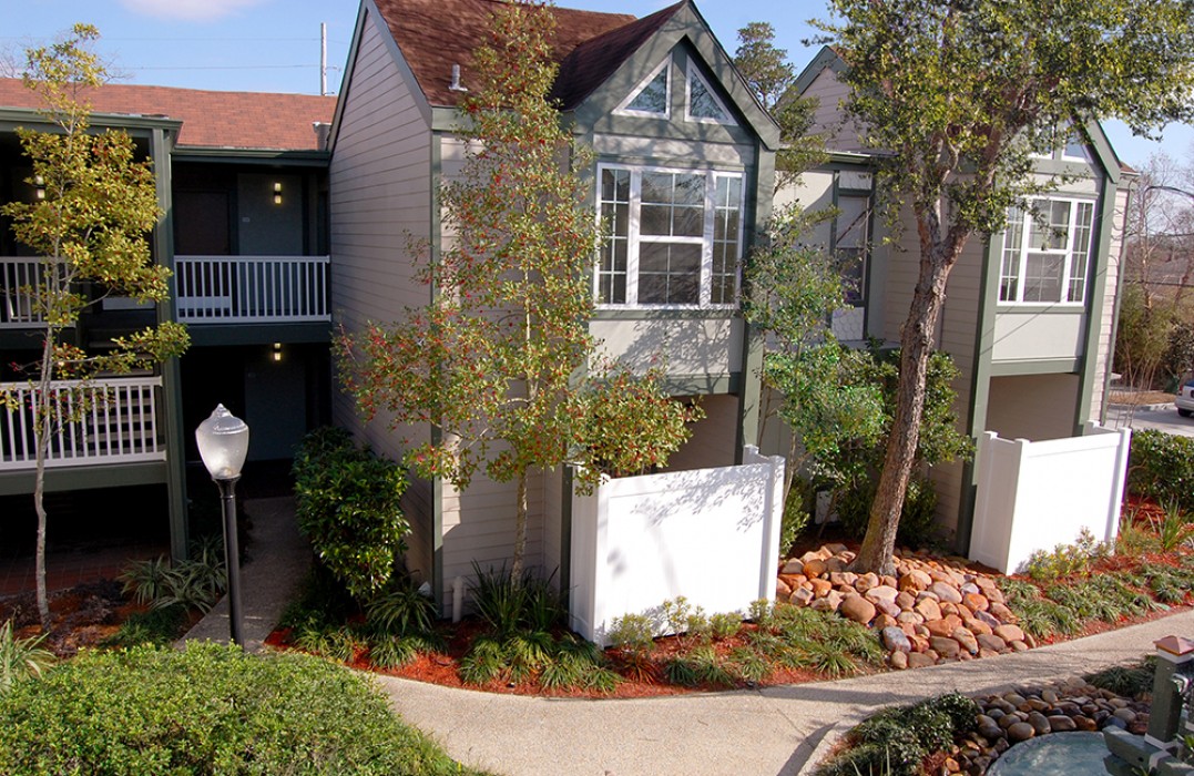 Falling Water Apartments in Kenner, LA Studio, 1 & 2 Bedroom Apartments For Rent 1st Lake