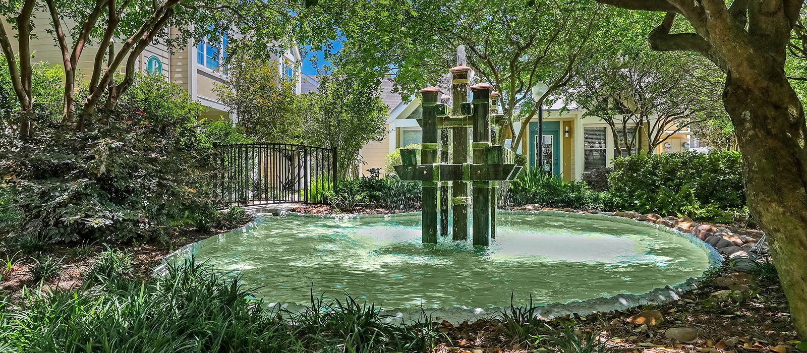 Falling Water Apartments in Kenner, LA Studio, 1 & 2 Bedroom Apartments For Rent 1st Lake