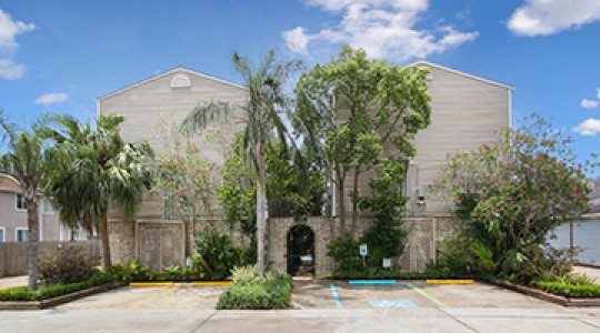 1st Lake Apartments in New Orleans, Louisiana