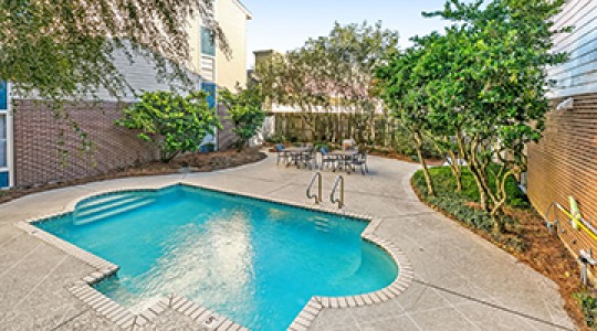 1st Lake Apartments in New Orleans, Louisiana