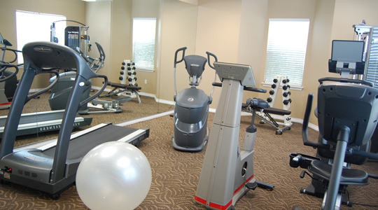 Lakes of Chateau Estates North has a top-notch fitness center so you can stay in shape in this kenner apartment community